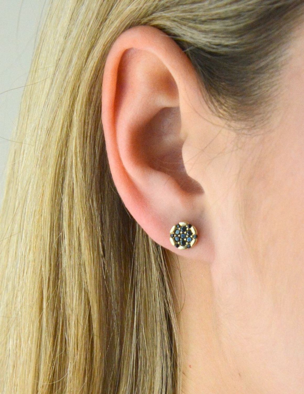 Złote kolczyki okrągłe z czarnymi cyrkoniami KL 9959. Złote kolczyki wkrętki. Złote kolczyki delikatne. Złote kolczyki minimalistyczne. Złote kolczyki z cyrkoniami. Złote kolczyki damskie. Kolczyki wkrętki.jpg